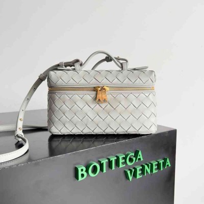 Bottega Veneta Bang Bang Vanity Case in Ivory Intrecciato Leather