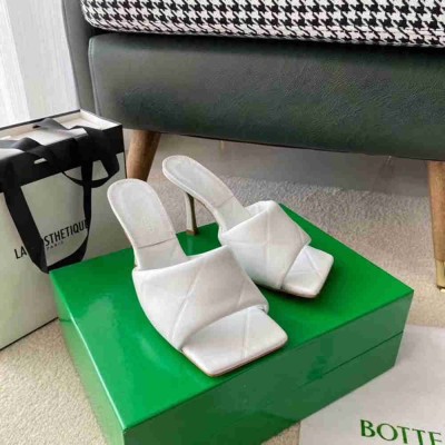Bottega Veneta Rubber Lido Sandals In White Quilted Lambskin