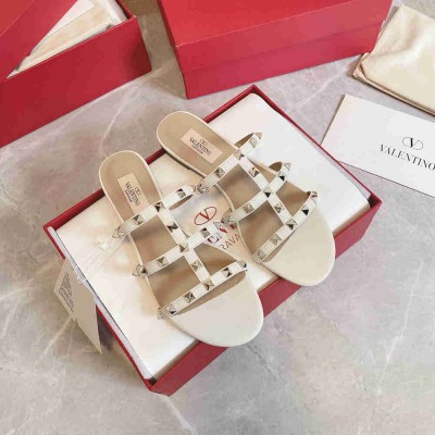Valentino Garavani Rockstud Flat Sandals In White Calfskin